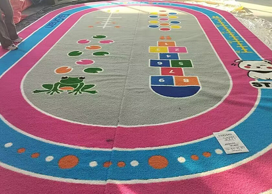 अनुकूलित चित्र चित्रित कृत्रिम घास पॉलीथीन सामग्री 17 मिमी यूवी प्रतिरोध किसी भी अवसर के लिए
