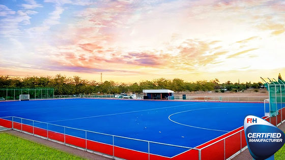 उत्कृष्ट प्रदर्शन के लिए 20 मिमी ढेर ऊंचाई और 42000 घनत्व के साथ FIH प्रमाणित हॉकी कृत्रिम घास