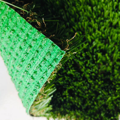 30 मिमी मोटाई उच्च घनत्व सिंथेटिक टर्फ ग्रीन ग्लू कोटिंग के साथ लैंडस्केपिंग और उद्यानों के लिए