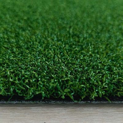 गोल्फ आर्टिफिशियल टर्फ 17 मिमी ढेर ऊंचाई उच्च घनत्व और सिंथेटिक प्लेसिंग ग्रीन के लिए पीयू चिपकने वाला