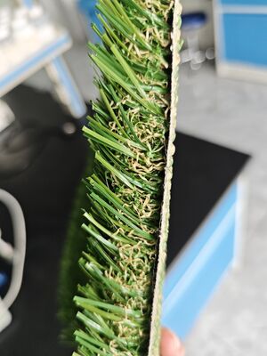 गैर-भरण हरा कृत्रिम घास पारदर्शी लेटेक्स 30 मिमी पीई और पीपी सामग्री थोड़ी रेत की आवश्यकता है जल निकासी छेद