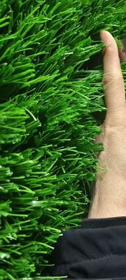 यूवी प्रतिरोधी फुटबॉल कृत्रिम घास 60 मिमी ढेर ऊंचाई के साथ और लंबे समय तक चलने वाले प्रदर्शन के लिए कोई भारी धातु नहीं