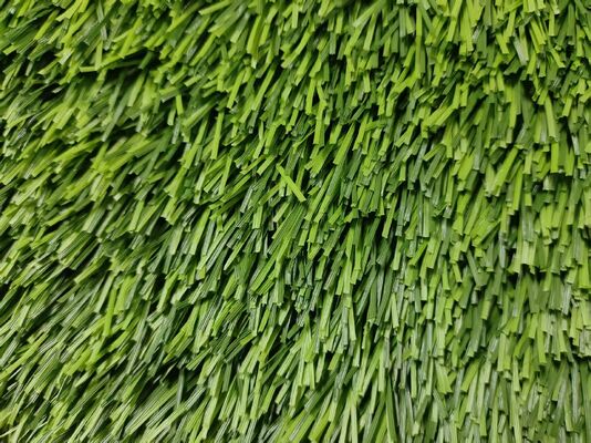 50 मिमी ढेर की ऊंचाई 12000 डीटेक्स 130 सिलाई प्रति मीटर फुटबॉल खेल के मैदानों के लिए कृत्रिम घास